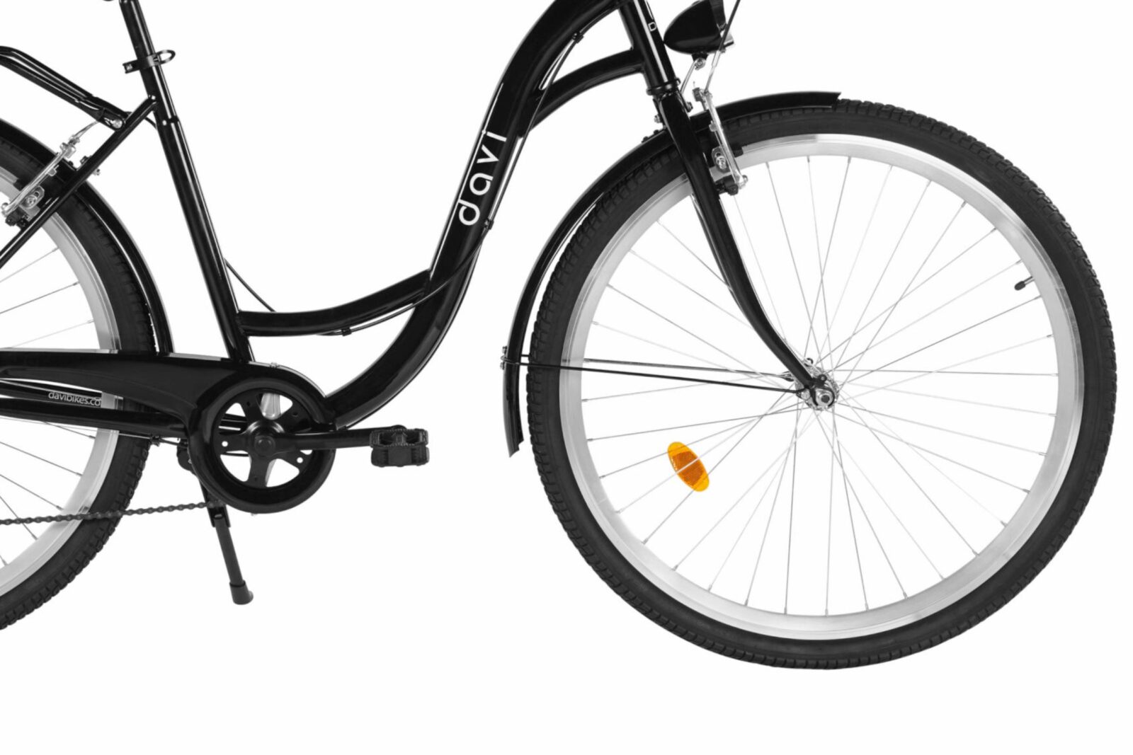 Svart cykelhjul med reflex på vit bakgrund.