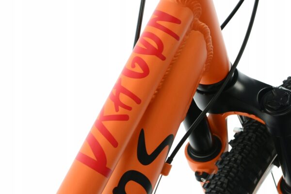 Orange cykelram med däck och kablar.