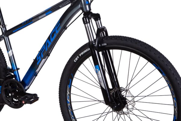 Mountainbike med däck och ramdetaljer, svart och blå.