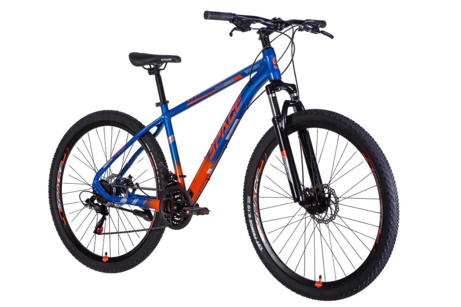 Blå och orange mountainbike på vit bakgrund.