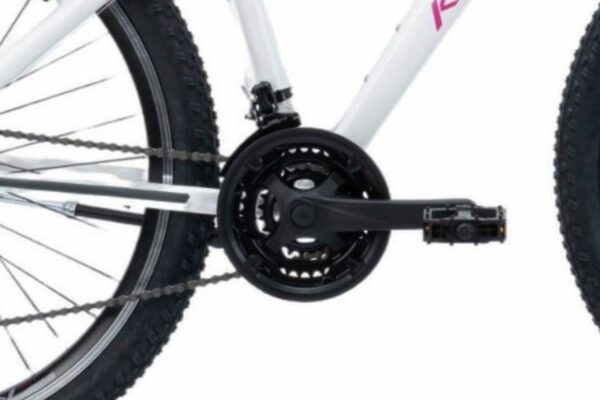 Närbild av mountainbikes kedja och vevparti