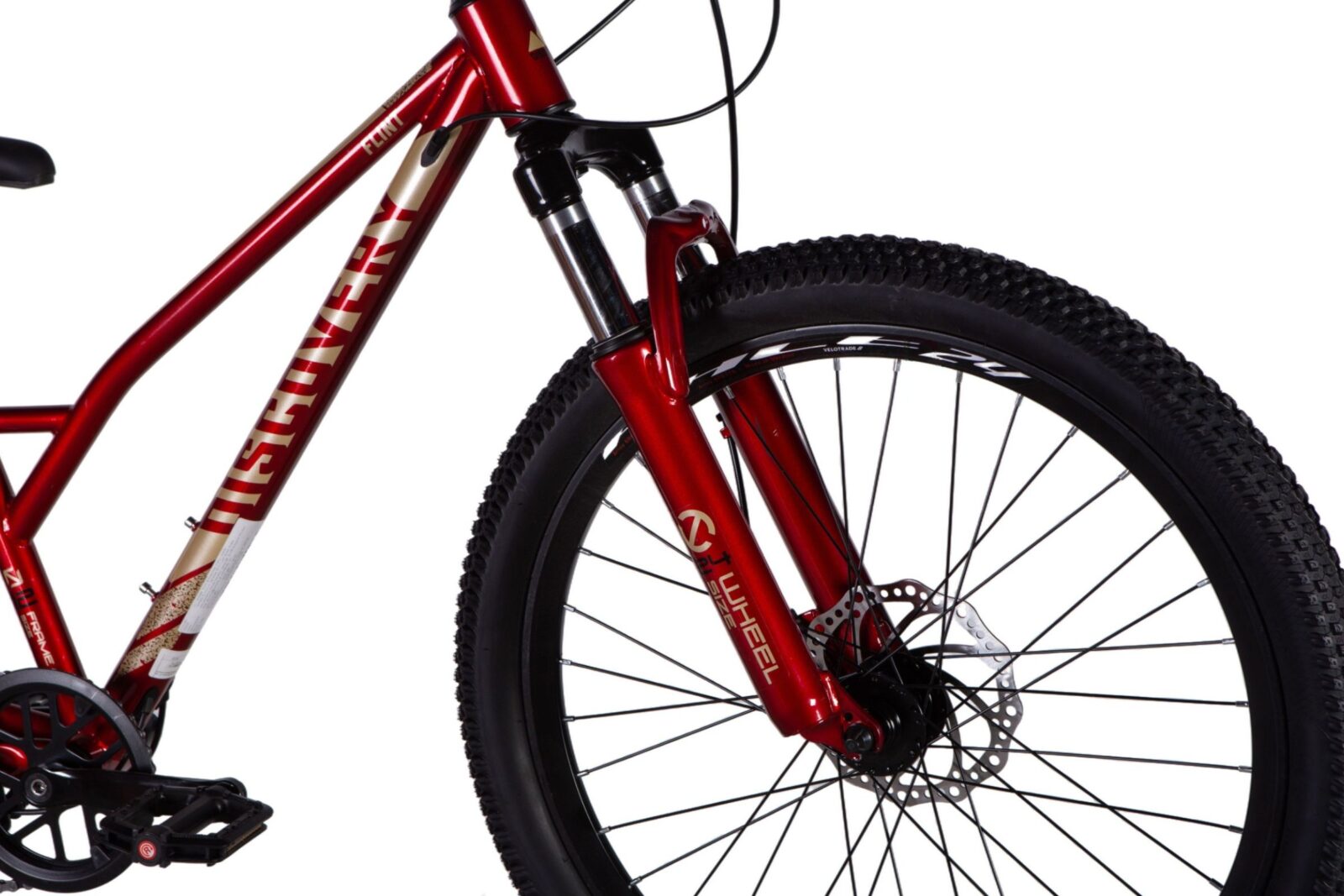 Röd mountainbike med skivbromsar och grova däck