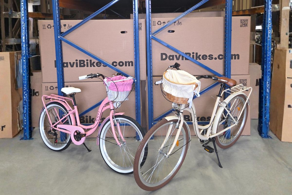 Två cyklar framför lager med kartonger.