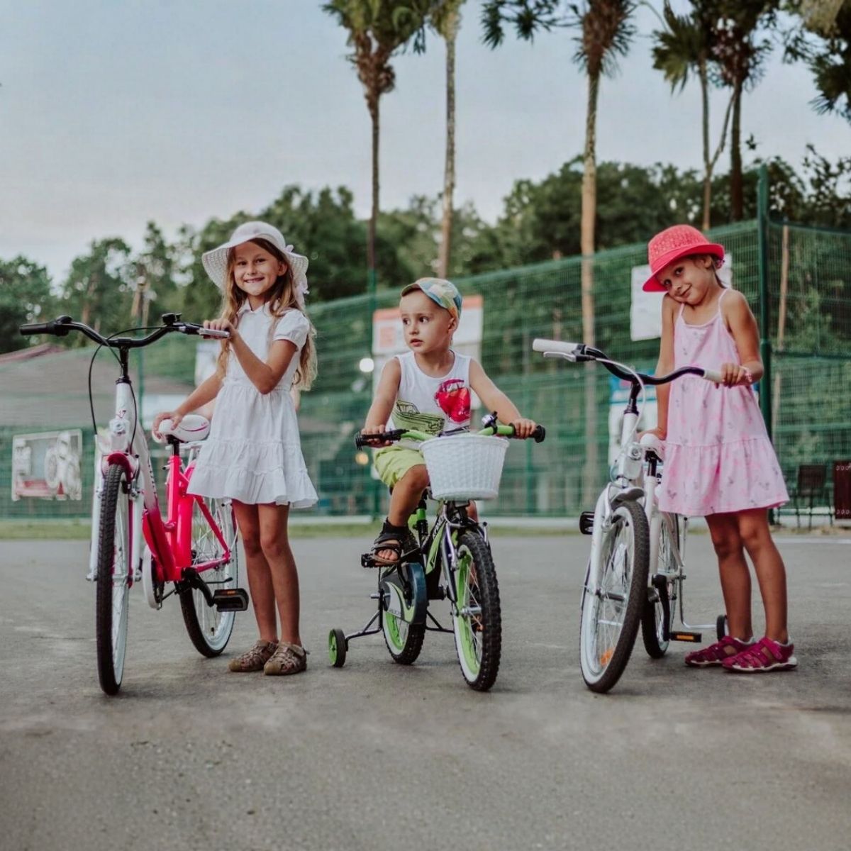Barn cyklar på en parkväg, leker utomhus.