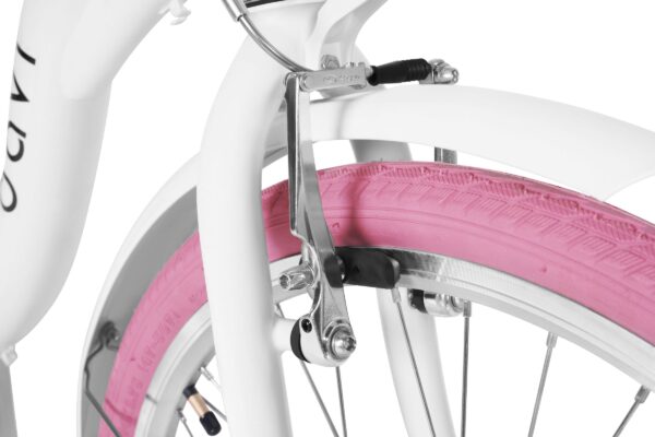 Närbild av vit cykel med rosa däck
