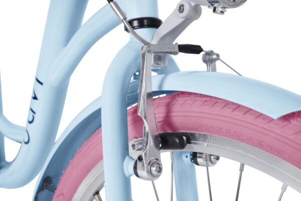 Närbild av cykel med rosa däck och blå ram.