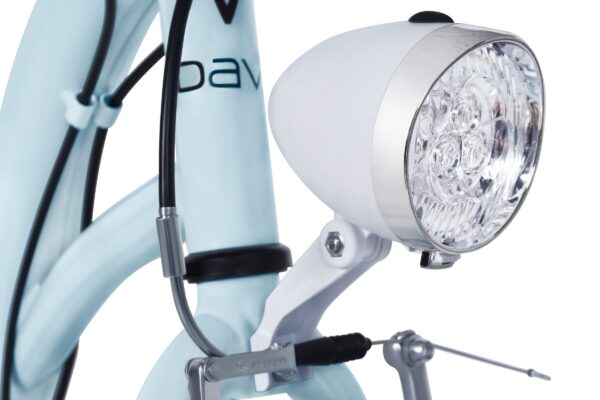 Cykellykta och kablar på cykelstyre, närbild.