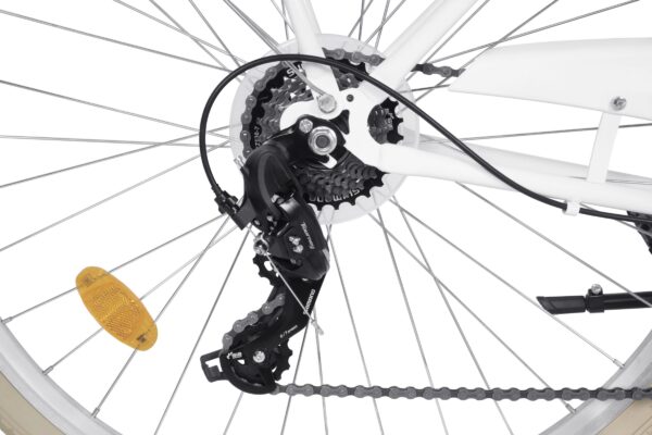 Närbild av cykelväxel och kedja med ekrar.